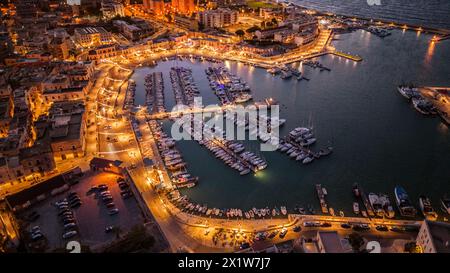 Vista aerea del lungomare e della città vecchia di Bisceglie in Puglia con drone di notte. Foto Stock