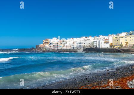 Bella spiaggia in estate di Playa el Puertillo e la sua splendida città di Gran Canaria. Spagna Foto Stock