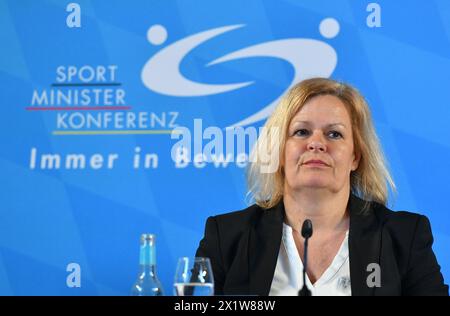 Bundesinnenministerin Nancy Faser bei der Abschluß-Pressekonferenz der Deutschen Sportministerkonferenz am Donnerstag 18.4.2024 a Saarbrücken. *** Ministro federale dell'interno Nancy Faser alla conferenza stampa finale della Conferenza tedesca dei ministri dello sport giovedì 18 4 2024 a Saarbrücken BUB Foto Stock