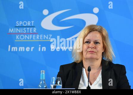 Bundesinnenministerin Nancy Faser bei der Abschluß-Pressekonferenz der Deutschen Sportministerkonferenz am Donnerstag 18.4.2024 a Saarbrücken. *** Ministro federale dell'interno Nancy Faser alla conferenza stampa finale della Conferenza tedesca dei ministri dello sport giovedì 18 4 2024 a Saarbrücken BUB Foto Stock