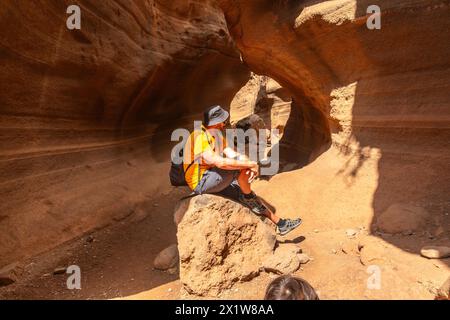 Un uomo nel canyon calcareo Barranco de las Vacas a Gran Canaria, Isole Canarie Foto Stock