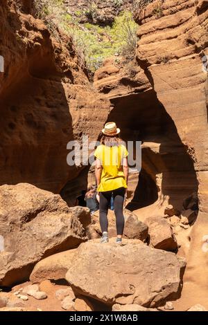 Una donna con un cappello nel canyon calcareo Barranco de las Vacas a Gran Canaria, Isole Canarie Foto Stock