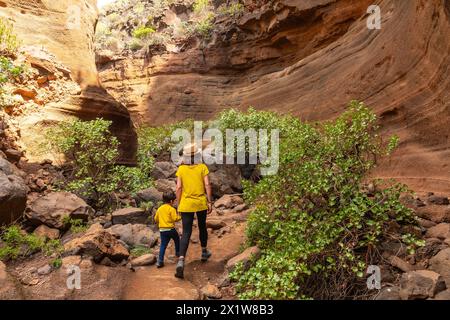 Camminando con un bambino nel canyon calcareo Barranco de las Vacas a Gran Canaria, Isole Canarie Foto Stock