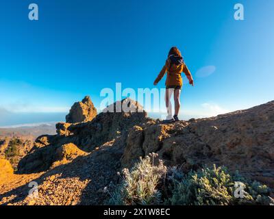 Una donna turistica sulla cima di Pico de las Nieves a Gran Canaria, Isole Canarie Foto Stock