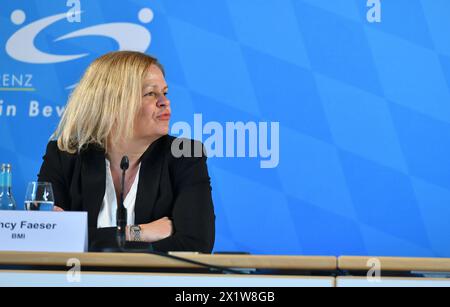 Bundesinnenministerin Nancy Faser bei der Abschluß-Pressekonferenz der Deutschen Sportministerkonferenz am Donnerstag 18.4.2024 a Saarbrücken. *** Ministro federale dell'interno Nancy Faser alla conferenza stampa finale della Conferenza tedesca dei ministri dello sport giovedì 18 4 2024 a Saarbrücken BUB Foto Stock