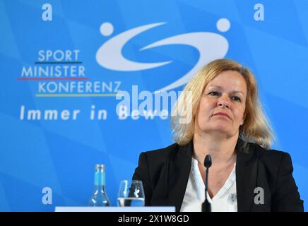 Bundesinnenministerin Nancy Faser bei der Abschluß-Pressekonferenz der Deutschen Sportministerkonferenz am Donnerstag 18.4.2024 a Saarbrücken. *** Ministro federale dell'interno Nancy Faser alla conferenza stampa finale della Conferenza tedesca dei ministri dello sport giovedì 18 4 2024 a Saarbrücken BUB Foto Stock