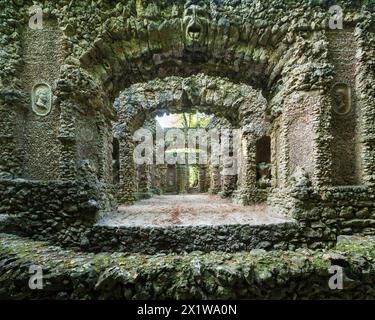 Teatro di rovina nel giardino di roccia di Sanspareil, parco naturale Franconia Svizzera-Veldensteiner Forst, Wonsees, alta Franconia, Franconia Foto Stock