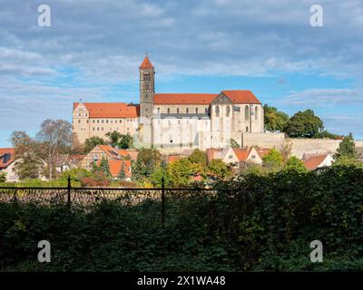 Vista dello Schlossberg con la chiesa collegiata di San Servazio e il castello rinascimentale, sito patrimonio dell'umanità dell'UNESCO, Quedlinburg, Sassonia-Anhalt, Germania Foto Stock