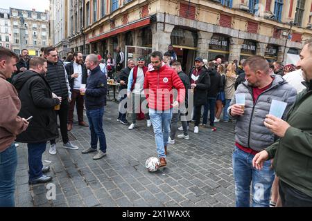Francia. 18 aprile 2024. © PHOTOPQR/VOIX DU NORD/PASCAL BONNIERE ; 18/04/2024 ; LILLE 18.04.2024 sport - football - ambiance chez les supporter d Aston Villa a Lille . FOTO PASCAL BONNIERE/LA VOIX DU NORD Lille, Francia, 18 aprile 2024 calcio/Aston Villa tifosi a Lille credito: MAXPPP/Alamy Live News Foto Stock