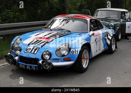 Alpine-Renault A110 1800, costruita nel 1973, Una classica auto da rally blu con strisce rosse e bianche e loghi sponsor guida su strada, REVIVAL SOLITUDINE Foto Stock