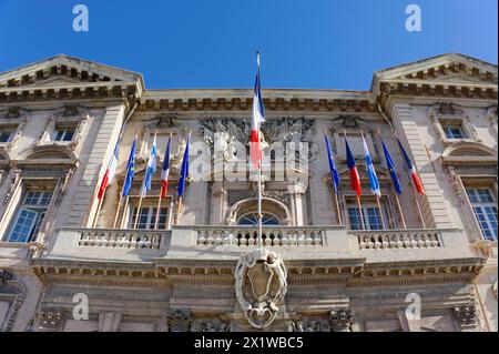 Vecchio Municipio, Hotel de Ville, nel Porto Vecchio, architettura classica di un edificio con bandiere e ornamenti francesi, Marsiglia, dipartimento Foto Stock