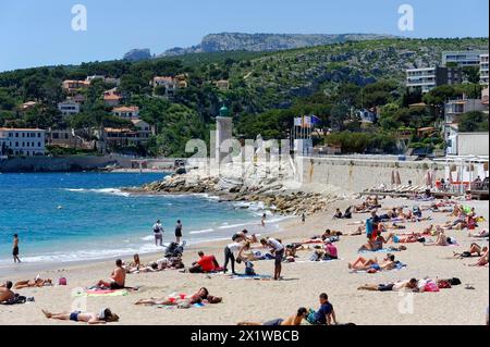 Baia di Port Miou a Cassis, gente che prende il sole sulla spiaggia con vista sul mare e sulla natura, Marsiglia, dipartimento Bouches-du-Rhone, regione Foto Stock