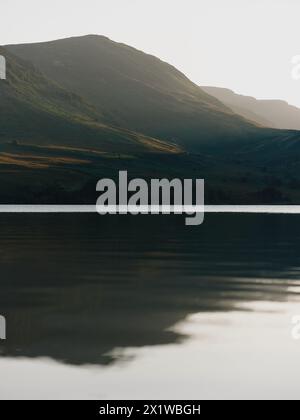 Un paesaggio minimo al crepuscolo del lago Crummock Water nel Lake District in Cumbria Inghilterra Regno Unito - atmosfera tranquilla sfondo tranquillo Foto Stock