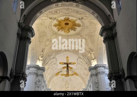 Cattedrale di San Kiliano a Wuerzburg, cattedrale di Wuerzburg, scintillante altare d'oro all'interno della chiesa barocca con crocifisso e soffitto decorato Foto Stock