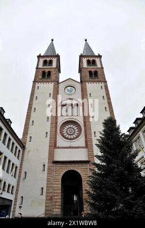 Cattedrale romanica di Kilian, St Kilian, cattedrale, vista frontale di una torre della chiesa con orologio e due torri a punta di fronte a un cielo nuvoloso Foto Stock