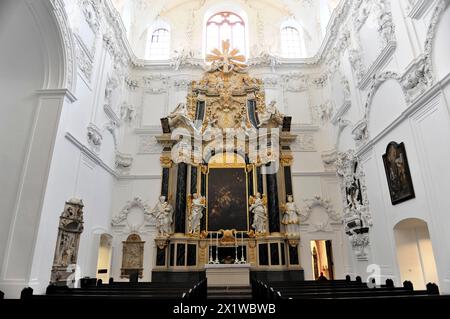 Cattedrale di San Kiliano a Wuerzburg, cattedrale di Wuerzburg, vista interna di una navata con altare barocco, panche bianche e mura, Wuerzburg, inferiore Foto Stock