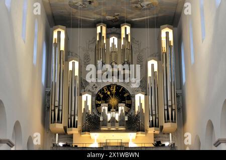 Cattedrale di San Kiliano a Wuerzburg, cattedrale di Wuerzburg, Un grande organo della chiesa dal design moderno in uno spazio sacro illuminato, Wuerzburg, inferiore Foto Stock