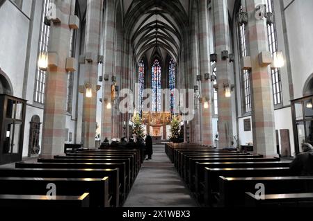 Interno, altare della Cappella di Santa Maria, piazza del mercato, Wuerzburg, vista attraverso la navata con panche e candelieri fino all'altare, Wuerzburg, inferiore Foto Stock