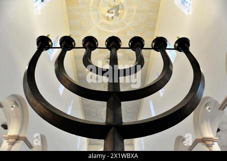 Cattedrale di San Kiliano, cattedrale di San Kiliano, Wuerzburg, interpretazione moderna di una menorah in una chiesa, nera e simbolica, Wuerzburg, inferiore Foto Stock