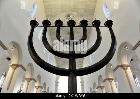 Cattedrale di San Kiliano, cattedrale di San Kiliano, Wuerzburg, menorah nera di fronte a un altare in una chiesa, simbolo dell'Ebraismo, Wuerzburg, inferiore Foto Stock