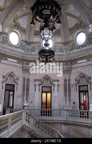 Scalinata nobile del Palacio da Bolsa, un palazzo neoclassico che ospita l'Associacao Comercial do Porto Institution, nel nord del Portogallo l'8 maggio 20 Foto Stock