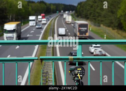 Walsleben, Germania. 17 aprile 2024. Una telecamera per la misurazione della distanza si trova su un ponte sull'autostrada A 24 poco prima dell'uscita per il parcheggio Rosskower Heide. Credito: Soeren Stache/dpa/Alamy Live News Foto Stock