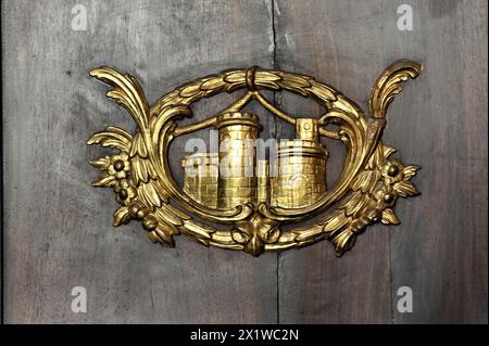 Granada, Andalusia, un'elegante porta dorata a forma di castello su una porta di legno, Granada, Andalusia, Spagna Foto Stock