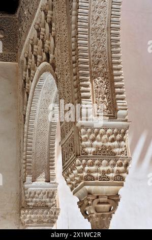 Sculture artistiche in pietra, Alhambra, Granada, dettaglio di un vecchio edificio islamico con belle sculture in pietra, Granada, Andalusia, Spagna Foto Stock