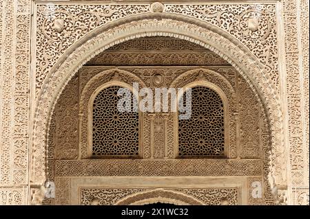 Sculture artistiche in pietra, Alhambra, Granada, una finestra decorata in modo intricato con arabeschi in un edificio storico, Granada, Andalusia, Spagna Foto Stock