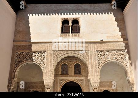 Sculture artistiche in pietra, Alhambra, Granada, Vista di un cortile moresco con archi ornati e colonne, Granada, Andalusia, Spagna Foto Stock