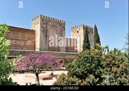 Alhambra, Granada, Andalusia, fortezza storica con due torri e turisti in primo piano sotto un cielo blu, Granada, Andalusia, Spagna Foto Stock