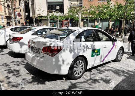 Jaen, fila di taxi bianchi in attesa di passeggeri in una strada cittadina, Jaen, Andalusia, Spagna Foto Stock