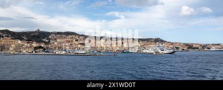 Vista dal mare, dal porto e dalla città di Maddalena, vista panoramica, Isola la Maddalena, Sardegna, Italia Foto Stock