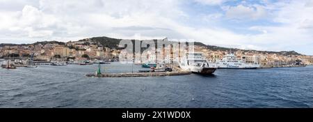 Vista dal mare, dal porto e dalla città di Maddalena, vista panoramica, Isola la Maddalena, Sardegna, Italia Foto Stock