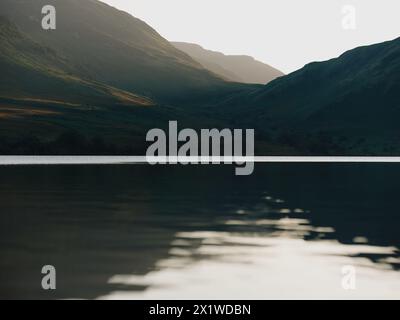 Un paesaggio minimo al crepuscolo del lago Crummock Water nel Lake District in Cumbria Inghilterra Regno Unito - atmosfera tranquilla sfondo tranquillo Foto Stock