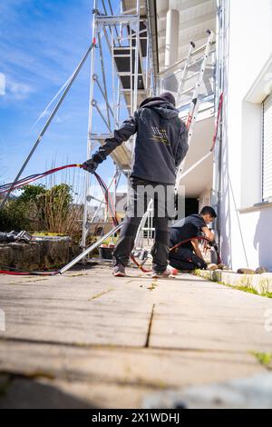 Due operai che erigono ponteggi in una giornata di sole, costruzione di sistemi solari, artigianato, Muehlacker, Enzkreis, Germania Foto Stock