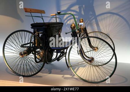 Daimler Motor-carrello a ruote quadriciclate in acciaio del 1891, Mercedes-Benz Museum, Stoccarda, Baden-Wuerttemberg, Germania Foto Stock