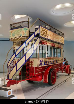 Autobus a due piani Milnes-Daimler, in servizio a Londra dal 1904, Mercedes-Benz Museum, Stoccarda, Baden-Wuerttemberg, Germania Foto Stock