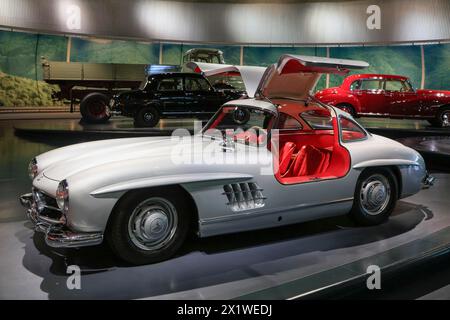 Mercedes-Benz 300 SL Coupé, Gullwing, Museo Mercedes-Benz, Stoccarda, Baden-Wuerttemberg, Germania Foto Stock