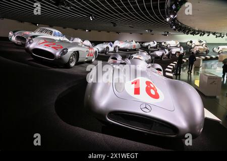 Auto da corsa, frecce d'argento, Museo Mercedes-Benz, Stoccarda, Baden-Wuerttemberg, Germania Foto Stock