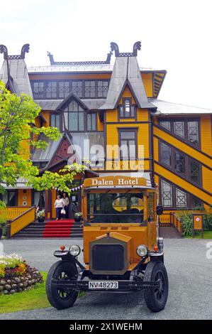 Storico hotel in legno e auto d'epoca, Telemark Canal, Dalen, Telemark, Norvegia Foto Stock