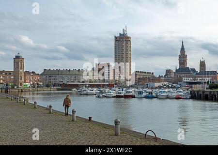 Barche, porticciolo, grattacielo, case, Tour du Leughenaer, Torre del bugiardo, Torre dell'Hotel de Ville, Municipio, Belfry, Dunkerque, Francia Foto Stock