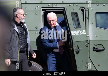 Bundespraesident Frank-Walter STEINMEIER steigt aus einem Fahrzeug der Military Police aus, Bundespraesident Frank-Walter STEINMEIER besucht die Uebung National Guardian, Die Panzertruppenschule und die Militaerseelsorge auf dem Truppenuebungsplatz in Munster, 18.04.2024, ** il presidente tedesco Frank Walter STEINMEIER esce da un veicolo della polizia militare il presidente tedesco Frank Walter STEINMEIER visita l'esercitazione del National Guardian, la Scuola delle truppe corazzate e la cappellania militare presso l'area di addestramento di Munster, 18 04 2024, Foto Stock