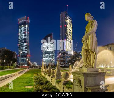 MILANO, ITALIA - 7 MARZO 2024: La fontana Fontana delle Quatro stagioni e i grattacieli della vita cittadina al crepuscolo. Foto Stock