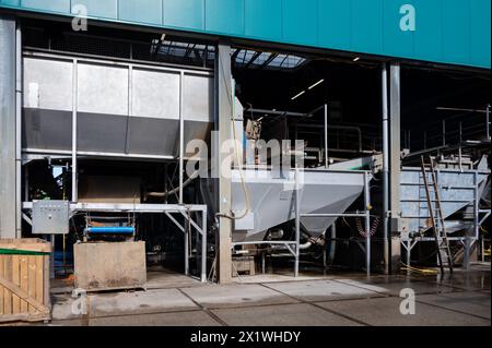 Attrezzature per la lavorazione di ortaggi freschi dopo la raccolta, lo stoccaggio, la cernita, il lavaggio, il taglio, imballaggio, agricoltura nei Paesi Bassi Foto Stock