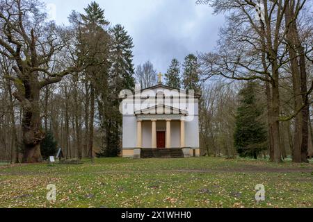 Helenen-Paulownen-Mausoleum im Schlosspark Ludwigslust, erbaut 1804 1806 für die Großfürstin Helene Paulowna, Ehefrau des Erbprinzen Friedrich Ludwig von Mecklenburg Schwerin und Tochter des russischen Zaren Paul I. Ludwigslust Mecklenburg-Vorpommern Deutschland *** Mausoleo Helen Paulownen nel Parco del Palazzo Ludwigslust, costruito nel 1804 1806 per la granduchessa Helene Paulowna, moglie del principe ereditario Friedrich Ludwig von Mecklenburg Schwerin e figlia dello zar russo Paolo i Ludwigslust Mecklenburg Pomerania occidentale Germania Foto Stock