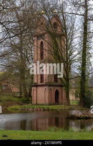 Separater Glockenturm der katholischen Kirche St Helena im Schlosspark Ludwigslust, um 1817 von Hofbaumeister Johann Christian Georg barca erbaut Ludwigslust Meclemburgo-Vorpommern Deutschland *** campanile separato della Chiesa cattolica di San Helena nel Parco del Palazzo di Ludwigslust, costruito intorno al 1817 dall'architetto di corte Johann Christian Georg barca Ludwigslust Meclemburgo-Vorpommern Germania Foto Stock