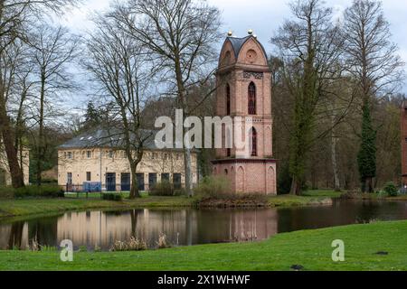 Separater Glockenturm der katholischen Kirche St Helena im Schlosspark Ludwigslust, um 1817 von Hofbaumeister Johann Christian Georg barca erbaut Ludwigslust Meclemburgo-Vorpommern Deutschland *** campanile separato della Chiesa cattolica di San Helena nel Parco del Palazzo di Ludwigslust, costruito intorno al 1817 dall'architetto di corte Johann Christian Georg barca Ludwigslust Meclemburgo-Vorpommern Germania Foto Stock