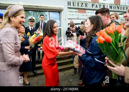 Amsterdam, Niederlande. 18 aprile 2024. La regina Maxima dei Paesi Bassi e la regina Letizia di Spagna partono al LAB6 di Amsterdam il 18 aprile 2024, dopo una visita, il LAB6 è un luogo d'incontro in cui vengono organizzate attività sportive e culturali per e da giovani di età compresa tra i 12 e i 23 anni, l'ultimo di una visita di Stato di 2 giorni dalla Spagna ai Paesi Bassi credito: Albert Nieboer/Netherlands OUT/Point de Vue OUT/dpa/Alamy Live News Foto Stock