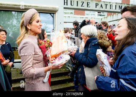 Amsterdam, Niederlande. 18 aprile 2024. Il 18 aprile 2024, dopo una visita, la regina Maxima dei Paesi Bassi si reca al LAB6 di Amsterdam, il LAB6 è un luogo d'incontro in cui vengono organizzate attività sportive e culturali per i giovani di età compresa tra i 12 e i 23 anni, l'ultimo di una visita di Stato di 2 giorni dalla Spagna ai Paesi Bassi credito: Albert Nieboer/Netherlands OUT/Point de Vue OUT/dpa/Alamy Live News Foto Stock